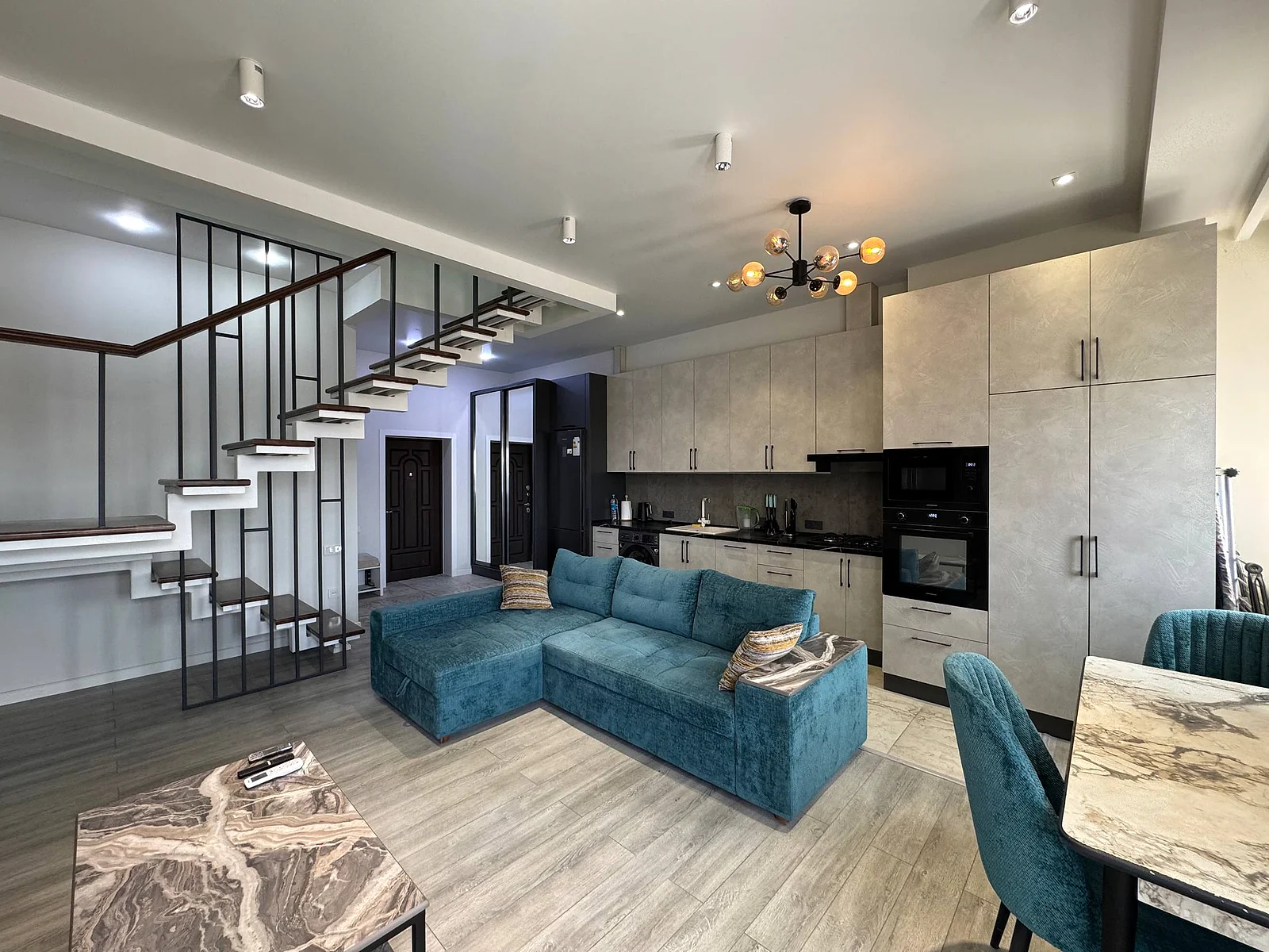 Продажа 2-комнатной квартиры в Юнусабадском районе, 80 м² — Алайский рынок, ЖК Poytaxt Gavhari, фотография 1